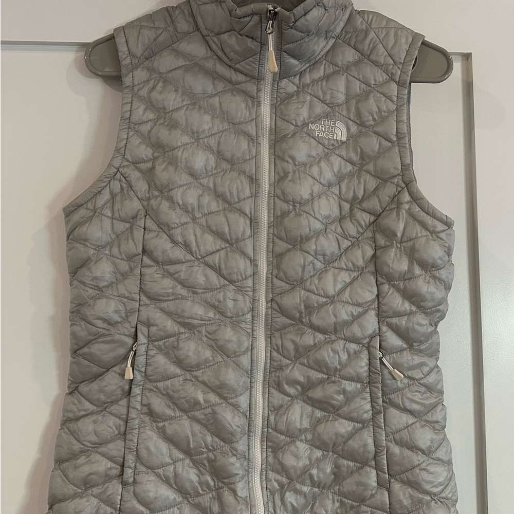 North Face Womens Vest (size Medium)- Silver- Perfect Condition